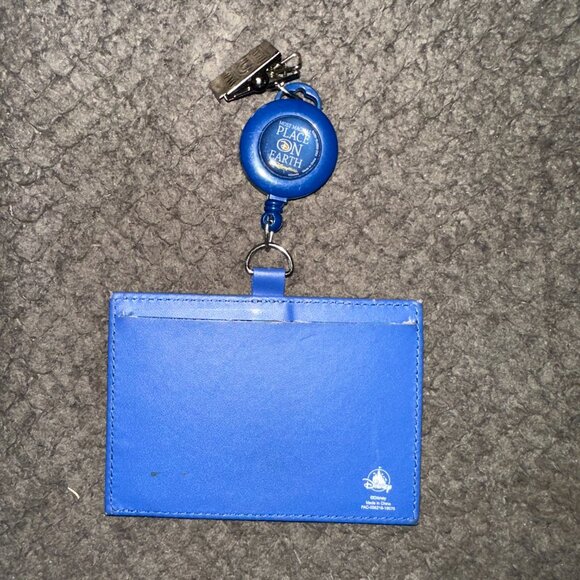 Excellent Disney ID/AP Pass Holder Retractable Lanyard - Picture 2 of 2